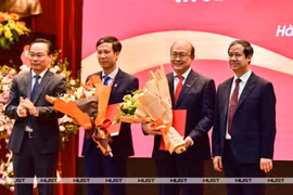 Bộ trưởng Bộ Giáo dục và Đào tạo Nguyễn Kim Sơn (ngoài cùng bên phải) và Thứ trưởng Bộ Giáo dục và Đào tạo Hoàng Minh Sơn (ngoài cùng bên trái) trao các quyết định công nhận nhân sự lãnh đạo Đại học Bách khoa Hà Nôi. (Ảnh: Hust.edu.vn)