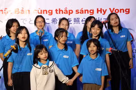 Những "nghệ sỹ" nhí của Trường Hy vọng. Bé Diệp (áo trắng) là một trong hai thành viên nhỏ tuổi nhất dàn đồng ca. Diệp và anh trai nhập học Trường Hy Vọng trong đợt tuyển sinh đầu tiên. (Ảnh: PV)
