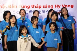 Những "nghệ sỹ" nhí của Trường Hy vọng. Bé Diệp (áo trắng) là một trong hai thành viên nhỏ tuổi nhất dàn đồng ca. Diệp và anh trai nhập học Trường Hy Vọng trong đợt tuyển sinh đầu tiên. (Ảnh: PV)