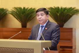 Bộ trưởng Bộ Kế hoạch và Đầu tư Nguyễn Chí Dũng thừa ủy quyền của Chính phủ trình bày tờ trình và tóm tắt dự thảo Nghị quyết. (Ảnh: Doãn Tấn/TTXVN)