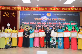 Ban tổ chức trao giải cho các nhà giáo. (Ảnh: Thanh Tùng/TTXVN)