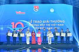 Ban tổ chức trao giải thưởng cho 10 gương mặt trẻ Việt Nam tiêu biểu năm 2022. (Ảnh: Minh Đức/TTXVN)