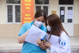 Thí sinh dự thi môn Ngữ văn. (Ảnh: Hoài Nam/Vietnam+)