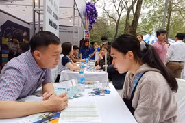 Cán bộ trường đại học tư vấn chọn ngành, chọn trường cho thí sinh. (Ảnh: PV/Vietnam+)