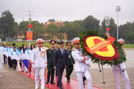 Đại biểu Đại hội Toàn quốc Hội Sinh viên Việt Nam báo công dâng Bác
