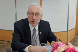 Giáo sư Michael I. Kotlikoff chia sẻ với báo chí. (Ảnh: Phạm Mai/Vietnam+)