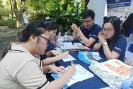 Thí sinh tìm hiểu thông tin về tuyển sinh đại học. (Ảnh: PV/Vietnam+)