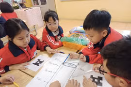 Giờ học STEM tự chế bình giữ nhiệt để học về khả năng dẫn nhiệt của học sinh Trường Tiểu học A, thị trấn Văn Điển, huyện Thanh Trì. (Ảnh: Phạm Mai/Vietnam+)