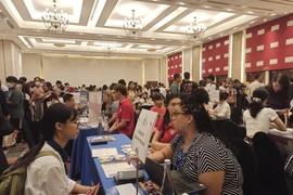 Triển lãm đã thu hút sự tham gia của đông đảo học sinh, phụ huynh đến từ nhiều tỉnh thành. (Ảnh: Phạm Mai/Vietnam+)