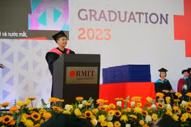Phạm Quang Vinh phát biểu nhận giải thưởng Sinh viên xuất sắc RMIT năm 2023. (Ảnh: PV)