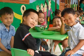 Niềm vui đến trường của các em nhỏ thụ hưởng dự án. (Ảnh: PV/Vietnam+)