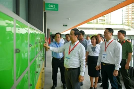 Bộ trưởng Nguyễn Kim Sơn kiểm tra Điểm thi Trường Trung học cơ sở Trần Duy Hưng, Hà Nội. (Ảnh: PV/Vietnam+)