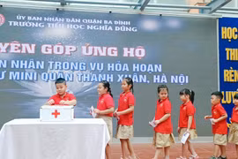 Học sinh Trường Tiểu học Nghĩa Dũng ủng hộ các nạn nhân. (Ảnh: NTCC)