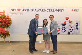 Nguyễn Thị Hồng Nhung nhận Học bổng Chắp cánh ước mơ của Đại học RMIT Việt Nam năm 2023. (Ảnh: PV/Vietnam+)