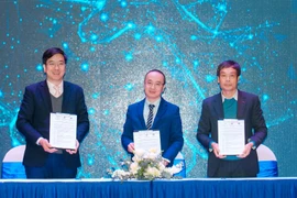 Các bên ký kết thỏa thuận hợp tác hỗ trợ thanh niên khởi nghiệp. (Ảnh: PV/Vietnam+)