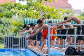 Số lượng trường học có bể bơi vẫn rất hạn chế. (Ảnh: TTXVN)