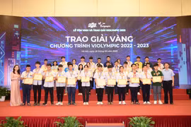 Ban tổ chức trao giải cho các học sinh. (Ảnh: PV/Vietnam+)