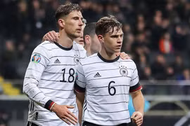 Leon Goretzka (trái) và Joshua Kimmich: "Chúng tôi chỉ đánh bại Corona trong một đội."