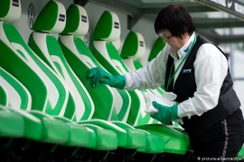 COVID-19 làm xáo trộn hợp đồng và hệ thống lương của Bundesliga