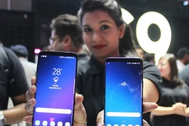 Mẫu điện thoại Galaxy S9 được trưng bày tại buổi giới thiệu ở New Delhi, Ấn Độ. (Nguồn: Yonhap/TTXVN)