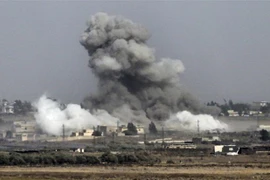Khói bốc lên sau một cuộc không kích tại khu vực tỉnh Quneitra, miền nam Syria. (Ảnh: AFP/TTXVN)