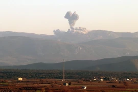 Khói bốc lên từ khu vực Afrin nhìn từ tỉnh biên giới Hatay giữa Thổ Nhĩ Kỳ-Syria ngày 20/1. (Nguồn: THX/TTXVN)