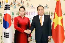 Chủ tịch Quốc hội Hàn Quốc Moon Hee-sang đón Chủ tịch Quốc hội Nguyễn Thị Kim Ngân tại Trụ sở Quốc hội Hàn Quốc ở Thủ đô Seoul. (Ảnh: Trọng Đức/TTXVN)