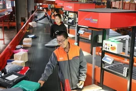 Nhân viên sắp xếp hàng hóa tại trung tâm phân phối thuộc một công ty chuyển phát tại Liên Vân Cảng, tỉnh Giang Tô, Trung Quốc trong ngày Độc thân 11/11/2018. (Ảnh: THX/TTXVN)