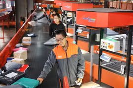 Nhân viên sắp xếp hàng hóa tại trung tâm phân phối thuộc một công ty chuyển phát tại Liên Vân Cảng, tỉnh Giang Tô, Trung Quốc trong ngày Độc thân 11/11/2018. (Ảnh: THX/TTXVN)