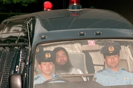 Thủ lĩnh giáo phái AUM Shinrikyo Shoko Asahara (giữa) được áp giải tới tòa án quận Tokyo tháng 7/1995. (Nguồn: AFP/TTXVN)