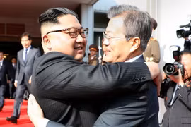 Tổng thống Hàn Quốc Moon Jae-in (phải) và nhà lãnh đạo Triều Tiên Kim Jong-un trong cuộc gặp bất ngờ tại làng đình chiến Panmunjom ngày 26/5. (Nguồn: AFP/TTXVN)