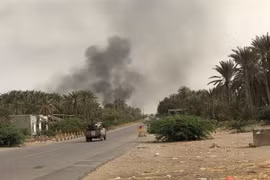Các lực lượng ủng hộ Chính phủ Yemen trong chiến dịch truy quét phiến quân Houthi tại Hodeida ngày 19/6/2018. (Ảnh: AFP/TTXVN)