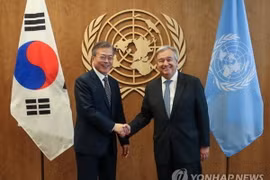 Tổng thống Hàn Quốc Moon Jae-in (trái) và Tổng thư ký Liên hợp quốc Antonio Guterres. (nguồn: Yonhap)