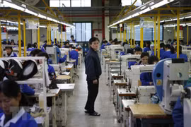 Công nhân Triều Tiên làm việc trong một nhà máy ở khu công nghiệp Kaesong ngày 19/12/2013. (Ảnh minh họa. Nguồn: AFP/TTXVN)