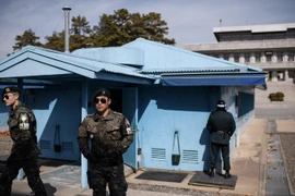 Binh sỹ Hàn Quốc gác tại khu vực làng đình chiến Panmunjom, khu phi quân sự hóa DMZ giữa hai miền Triều Tiên. (Nguồn: AFP/TTXVN)