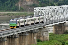 Tàu hỏa Hàn Quốc đi qua khu vực biên giới gần khu phi quân sự (DMZ) ở Paju, phía Bắc Seoul năm 2009. (Nguồn: AFP/TTXVN)