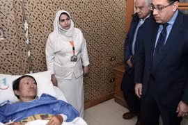  Thủ tướng Ai Cập Mostafa Madbouli (phải) thăm du khách Việt Nam bị thương trong vụ nổ bom tại quận Al-Haram, tỉnh Giza tối 28/12/2018. (Ảnh: AAP/TTXVN)