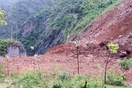 Hơn 15.000m3 đất đá đổ xuống, trôi lấp toàn bộ mặt đường Quốc lộ 279D. (Ảnh: TTXVN phát)