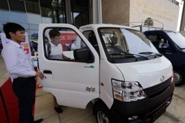 Gian trưng bày ôtô của Tổng công ty Máy động lực và Máy nông nghiệp Việt Nam (VEAM). (Ảnh: Trần Việt/TTXVN)