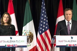 Ngoại trưởng Canada Chrystia Freeland (trái) và Đại diện Thương mại Mỹ Robert Lighthizer tại cuộc họp báo ở Montreal, Canada ngày 29/1/2018. (Ảnh: AFP/TTXVN)