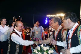 Thủ tướng Nguyễn Xuân Phúc và các đại biểu tham dự Festival Văn hóa Cồng chiêng Tây Nguyên 2018. (Ảnh: Thống Nhất/TTXVN)