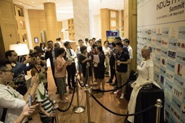 Bằng trí tuệ nhân tạo, Sophia có thể trò chuyện với con người, học hỏi và đưa ra những quan điểm về các vấn đề trong cuộc sống. (Ảnh: Hoàng Hùng./TTXVN)