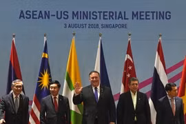 Ngoại trưởng Mỹ Mike Pompeo (giữa) tại Hội nghị ở Singapore ngày 3/8. (Ảnh: AFP/TTXVN)