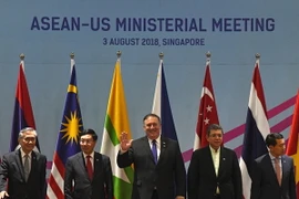 Ngoại trưởng Mỹ Mike Pompeo (giữa) tại Hội nghị ở Singapore ngày 3/8. (Ảnh: AFP/TTXVN)