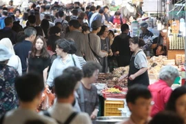 Người dân mua sắm tại chợ Gwangjang ở Seoul ngày 22/9. (Ảnh: Yonhap/TTXVN)