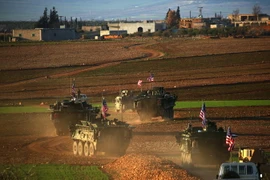  Xe quân sự của các lực lượng Mỹ tiến vào làng Yalanli, thành phố Manbij, Syria ngày 5/3. AFP/TTXVN.