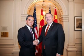 Ông Vương Nghị (trái) và ông Mike Pompeo. (Nguồn: fmprc.gov.cn)