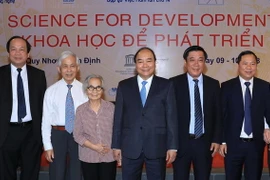 Thủ tướng Nguyễn Xuân Phúc với cán bộ Trung tâm quốc tế Khoa học và Giáo dục liên ngành (ICISE). (Ảnh: Thống Nhất/TTXVN)