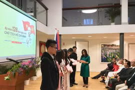 Đại sứ Việt Nam tại Hà Lan Ngô Thị Hòa trao Bằng khen cho 8 sinh viên Việt Nam có thành tích học tập xuất sắc nhân dịp kỷ niệm ngày sinh Chủ tịch Hồ Chí Minh. (Ảnh minh họa. TTXVN phát)