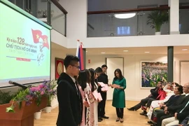 Đại sứ Việt Nam tại Hà Lan Ngô Thị Hòa trao Bằng khen cho 8 sinh viên Việt Nam có thành tích học tập xuất sắc nhân dịp kỷ niệm ngày sinh Chủ tịch Hồ Chí Minh. (Ảnh minh họa. TTXVN phát)